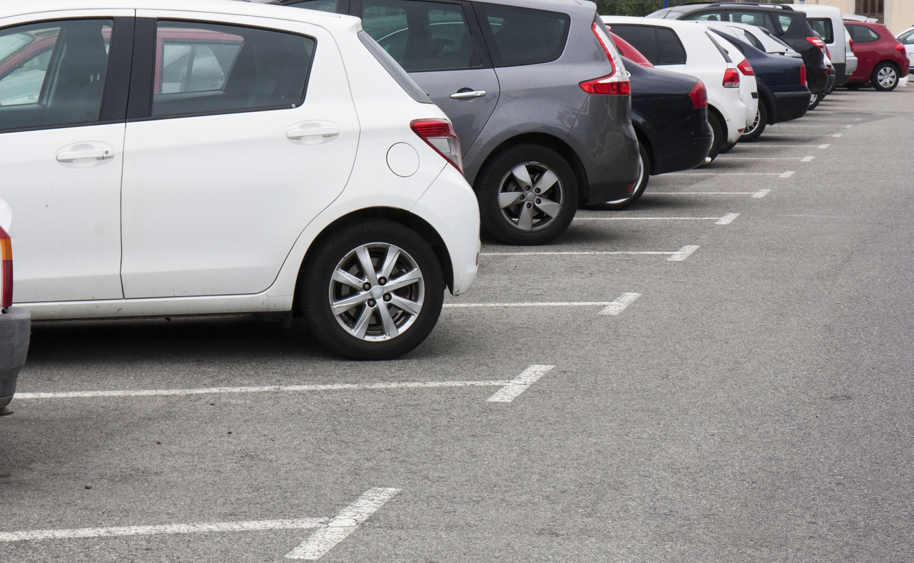 Qual é a responsabilidade do estabelecimento que disponibiliza estacionamento aos clientes?