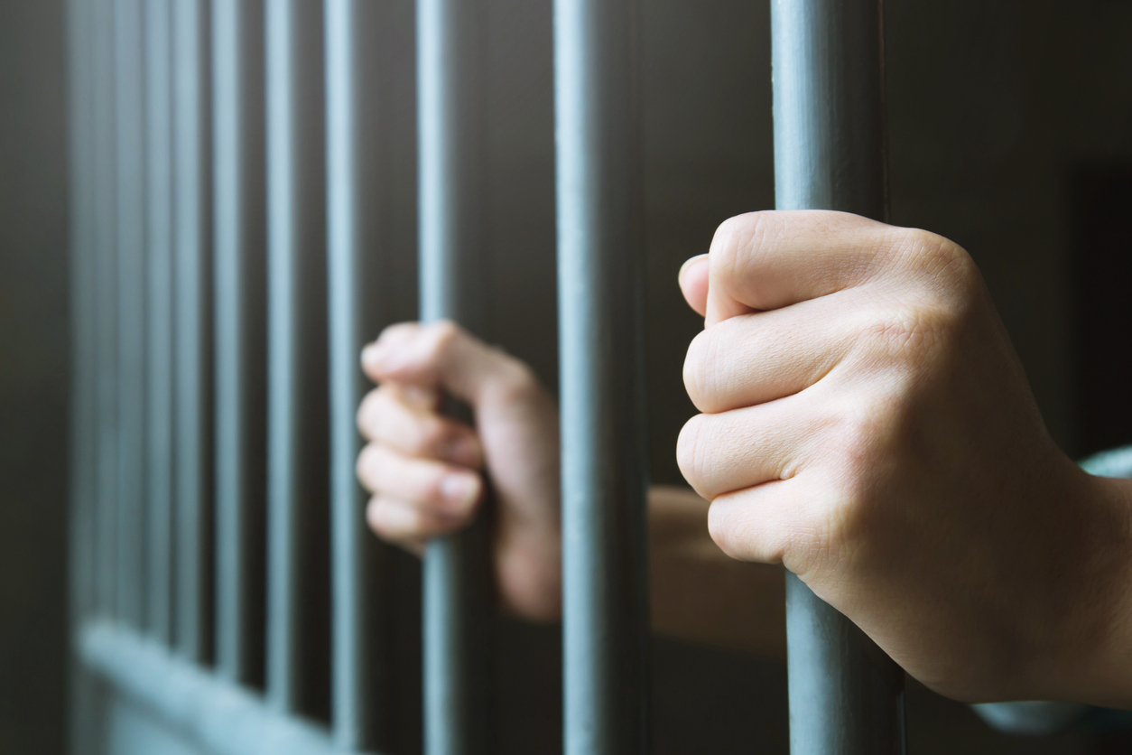 Entenda como proceder quando ocorre a prisão de um funcionário